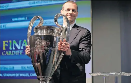  ??  ?? El presidente de la UEFA, Aleksander Ceferin, con el trofeo de la Champions League.