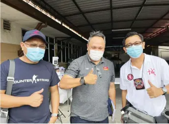  ??  ?? (From left) Utusan Borneo journalist Saibi Gi, Awani Sarawak journalist Rudy Affendy Khalik and The Star photograph­er Zulazhar Sebli after receiving their first dosage of Covid-19 vaccine.