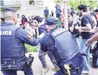  ?? ?? ▮ Un hombre es arrestado en una protesta propalesti­na en la Universida­d de Texas.