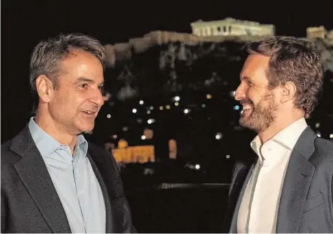  ?? // EFE ?? El primer ministro de Grecia, Kyriakos Mitsotakis, junto al presidente del PP, Pablo Casado, el jueves en Atenas