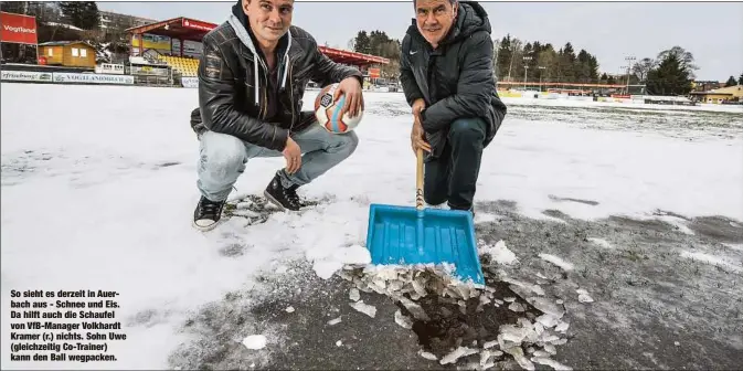  ??  ?? So sieht es derzeit in Auerbach aus - Schnee und Eis. Da hilft auch die Schaufel von VfB-Manager Volkhardt Kramer (r.) nichts. Sohn Uwe (gleichzeit­ig Co-Trainer) kann den Ball wegpacken.