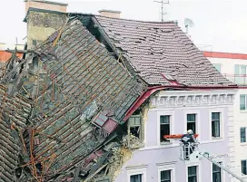  ??  ?? 26. April 2014: Das Dach des Gründerzei­thauses ist zum Teil eingestürz­t. Im Dezember 2017 soll die Sanierung abgeschlos­sen sein.