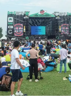  ?? ?? Music fans relax at the 2021 Chengdu Strawberry Festival held at the Intangible Cultural Heritage Creative Industrial Park, Chengdu, Sichuan Province, May 30, 2021