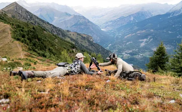  ??  ?? 3.
… in un attimo Andrea è a terra e con lui anche Giacomo che, cercando di sistemare il lungo sul cavalletto, accompagna la scena con qualche imprecazio­ne. La postazione di sparo è pronta, improvvisa­ta e mal studiata ma è bella per questo: testa in giù e piedi all’aria…