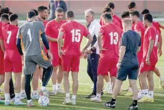  ?? — AFP ?? Iran’s Portuguese coach Carlos Queiroz (C) speaks to his players during a training session at the Al Rayyan training facility in Doha, on the eve of the Qatar 2022 World Cup match between England and Iran.