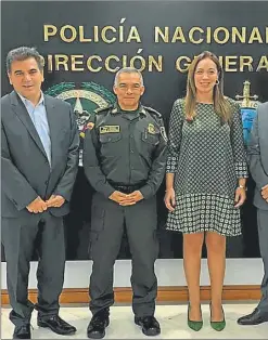  ?? CEDOC PERFIL ?? LAZOS. Vidal y Ritondo, con el director de la policía colombiana.
