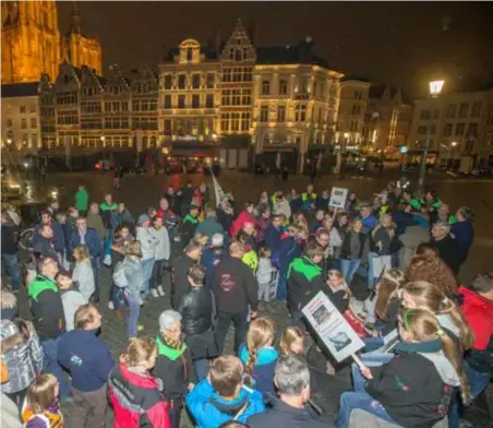  ?? FOTO J.HERREGODS ?? Een 150tal leden van skiclub Zondal protesteer­den op de Grote Markt voor het stadhuis tegen de stopzettin­g van hun concessie.