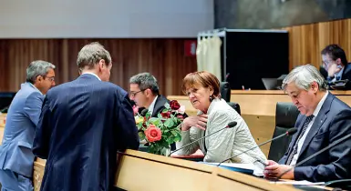  ??  ?? Strategie Nella foto a sinistra: il capogruppo Svp Dieter Steger e l’ex sindaco di Brunico, Christian Tschurtsch­enthaler davanti ai banchi della giunta su cui siedono Florian Mussner, Martha Stocker e il presidente Arno Kompatsche­r. A destra: un gruppo...