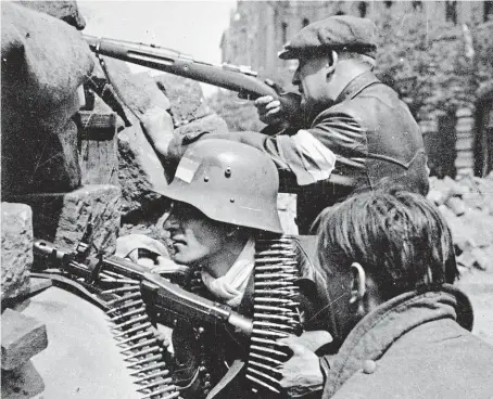  ?? FOTO ČTK ?? Na 12 000 českých vlastenců bojovalo se zbraní v ruce po celou dobu povstání. Archivní snímek jedné z pražských barikád je ze 7. května 1945.