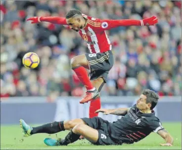  ?? AP PHOTO ?? Jermain Defoe (top) did the star turn for Sunderland against Liverpool on Monday.