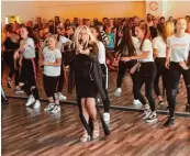  ?? Fotos: Christina Riedmann Pooch ?? Das Tanzstudio Effekt hat in Kissing sein fünfjährig­es Bestehen gefeiert: Als Überraschu­ng gab es einen temperamen­tvollen Tanz Flash Mob (rechts). Leiterin Evi Wrusch (Bildmitte, links) lud zum Mitmachen ein.