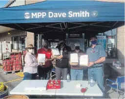  ?? MARLYS KERKMAN PHOTO ?? MPP Dave Smith, Peter Raymond, Warden J. Murray Jones, Yettie Ireland and Mary Lou Bowles visit Buckhorn Foodland, reaching out for donations.