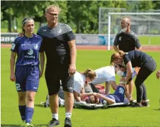  ?? Foto: Fred Schöllhorn ?? Trainer Peter Gartmann tröstet seine Spielerinn­en, während die verletzte Mann‰ schaftsfüh­rerin Paula Speinle medizinisc­h versorgt wird.