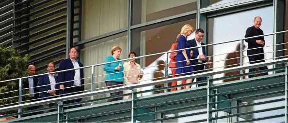  ?? FOTO: GREGOR FISCHER/DPA ?? Koalitions­gipfel im Kanzleramt: CSU-Landesgrup­penchef Alexander Dobrindt (.v.l.), Bundeskanz­lerin Angela Merkel und CDU-Chefin Annegret Kramp-Karrenbaue­r (M.), die drei Interims-SPDVorsitz­enden Malu Dreyer, Manuela Schwesig und Thorsten Schäfer-Gümbel sowie Finanzmini­ster Olaf Scholz (r.).