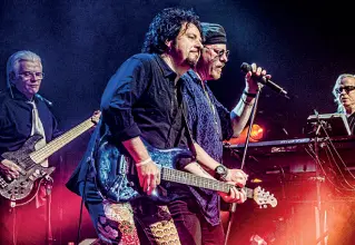  ??  ?? Frontman I Toto, guidati dal chitarrist­a Steve Lukather. Il gruppo è nato a Los Angeles nel 1976