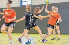  ?? FOTO: ALEXANDER HOTH ?? Nicht zu stoppen: Clarissa Höhn (am Ball) hat mit ihren Toren maßgeblich­en Anteil am Derbysieg ihrer TSG Ailingen gegen den TV Kressbronn in der Bezirkslig­a.