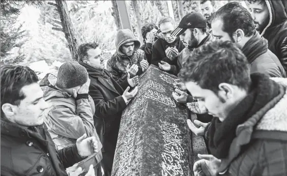  ?? Foto Afp ?? Funeral en Estambul de una de las 39 víctimas del atentado en una discoteca donde cientos de personas celebraban la llegada de 2017