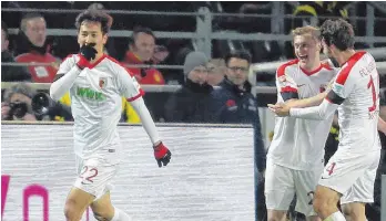  ?? FOTO: DPA ?? Der Jubel zum Tor zum Punkt: Augsburgs Dong-Won Ji freut sich mit Paul Verhaegh und Jan Morávek (v. l. n. r.) über seinen Treffer auf vertrautem Terrain.