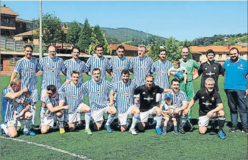  ?? FOTOS: JAVI UROLA ?? Los veteranos de la Real Sociedad se impusieron al Urola K.E. ayer por la mañana en Zumarraga, en el XIV Memorial ‘Musti’ Mujika. El partido acabó 1-1, pero los txuri urdin vencieron en la tanda de penaltis.