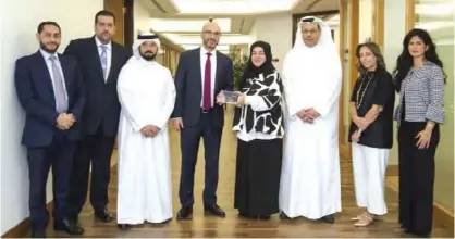  ??  ?? KUWAIT: Khaled Al-Mutawa, General Manager - Internatio­nal Banking and Investment­s, and Mrs. Mona Mansour, General Manager -Customer Services Delivery accepting the award from Citibank representa­tives.