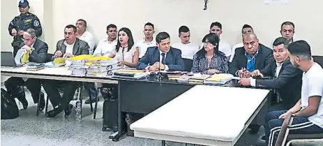  ??  ?? SALA. Los detenidos por la muerte de la ambienalis­ta llegaron ayer con sus abogados al inicio del juicio.