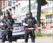  ?? (Photo MaxPPP) ?? Les forces de l’ordre ont bouclé le quartier et ont arrêté le suspect.