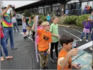  ?? EVAN BRANDT — MEDIANEWS GROUP ?? Kids lined up, tape in hand, ready to ensure Ciresi stayed stuck to the trailer.