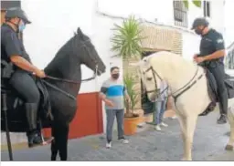  ??  ?? Dos agentes de la Policía a caballo, en la entrada de una vivienda.