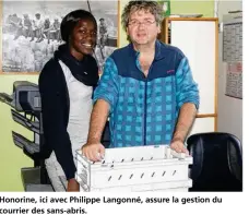  ??  ?? Honorine, ici avec Philippe Langonné, assure la gestion du courrier des sans-abris.