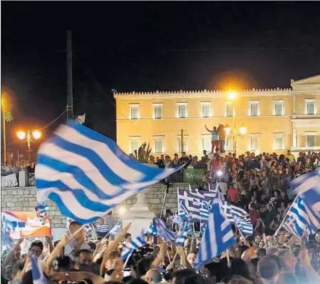  ??  ?? Celebració­n de los partidario­s del no en la plaza Syntagma, frente al Parlamento