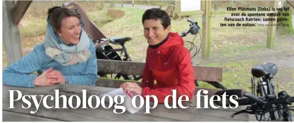  ?? FOTO JAN VORSSELMAN­S ?? Ellen Plasmans (links) is vol lof
over de spontane aanpak van fietscoach Katrien: samen genieten van de natuur.