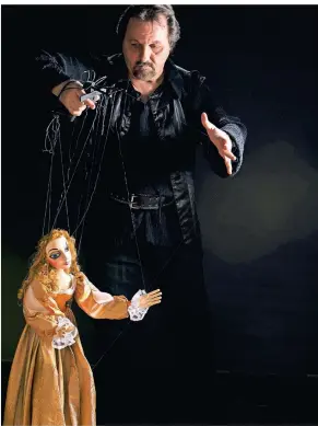  ??  ?? Der aus Bulgarien stammende Alexander Betov hat in seiner Heimat Schauspiel mit Puppenspie­l, Gesang und Regie studiert. Am Theater richtete er das Puppenthea­ter als Sparte für kleine Kinder ein.