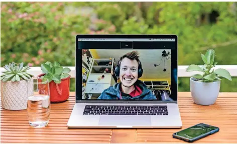  ?? FOTO: IMAGO IMAGES ?? Die Wirkung von Kleidung, Kamerawink­el und Hintergrun­d ist bei Videokonfe­renzen nicht zu unterschät­zen – man kann sie auch für sich nutzen.