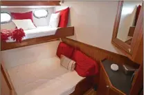  ??  ?? La cabine des invités (ou celle des enfants) dispose de deux lits superposés de bonne largeur.