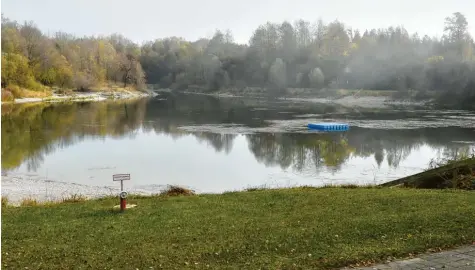  ?? Foto: Thorsten Jordan ?? Vier mal vier Meter groß ist die schwimmend­e Plattform im Penzinger Baggersee, die aus Sicht der Gemeinde eine wichtige Ruhemöglic­hkeit für Schwimmer darstellt. Des‰ halb soll die blaue Insel auch erhalten bleiben.