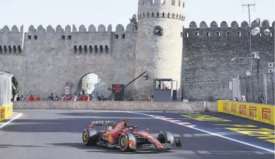  ?? //AFP ?? Charles Leclerc, que ya logró la pole en sus dos anteriores visitas a Azerbaiyán, sumó ayer l a tercera consecutiv­a tras un sensaciona­l pulso con el líder del Mundial Max Verstappen y relanza las ilusiones de Ferrari de tener opciones en la carrera