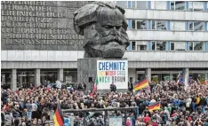  ?? Foto: dpa ?? In der Stadt Chemnitz haben in den vergangene­n Tagen viele Menschen demonstrie­rt. Dabei spielten auch Farben eine Rolle.