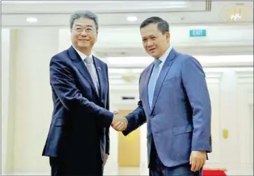  ?? STPM ?? Prime Minister Hun Manet shakes hands with Chinese Vice Minister of Education Wu Yan on December 20.