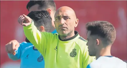  ?? FOTO: PERE PUNTÍ ?? El técnico perico, Abelardo Fernández, es uno de lo miembros de la primera plantilla que no tiene contrato más allá del 30 de junio