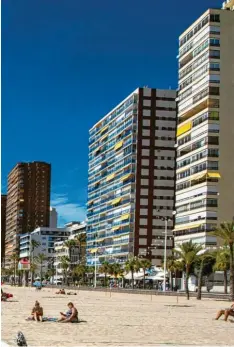  ?? Foto: Lars ter Meulen, dpa ?? Hoch, höher, Benidorm: Die Stadt im Osten Spaniens verzeichne­t bereits 27 Turm‰ bauten, die höher als 100 Meter sind.