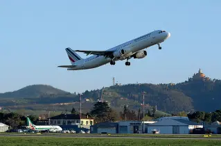  ??  ?? Nel mirino I voli rumorosi del Marconi sono stati oggetto di esposti e lamentele dei residenti