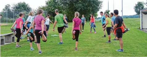  ?? Foto: Christina Reiner ?? Zum Abschluss nach jedem Lauf wird gemeinsam gedehnt.