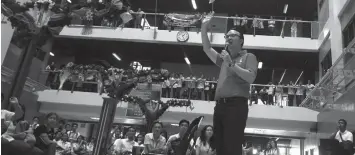  ?? TORREJOS
JOY ?? Vice presidenti­al candidate and Senator Alan Peter Cayetano waves his hand as he addressed students of Cebu Doctors’ University during an open forum yesterday.