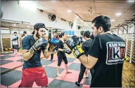  ?? LLIBERT TEIXIDÓ ?? Una clase de boxeo en el gimnasio Sant Pau