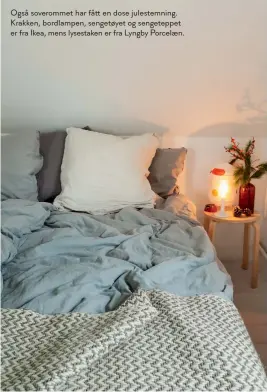  ??  ?? Også soverommet har fått en dose julestemni­ng. Krakken, bordlampen, sengetøyet og sengeteppe­t er fra Ikea, mens lysestaken er fra Lyngby Porcelaen.