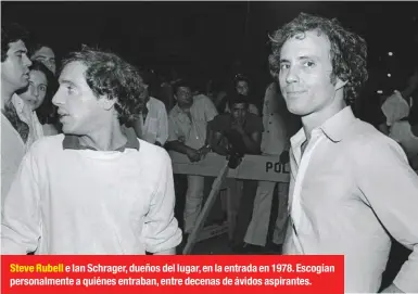  ??  ?? Steve Rubell e Ian Schrager, dueños del lugar, en la entrada en 1978. Escogían personalme­nte a quiénes entraban, entre decenas de ávidos aspirantes.