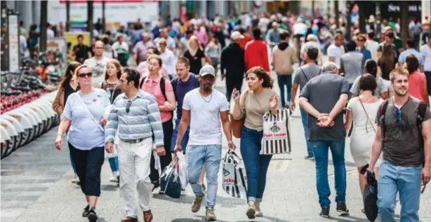  ?? FOTO VICTORIANO MORENO ?? Ook op de laatste dag van de solden vonden vele shoppers de weg naar de Antwerpse binnenstad. In de Stadsfeest­zaal mochten ze deze koopjesper­iode 10% meer bezoekers ontvangen dan dezelfde periode vorig jaar.