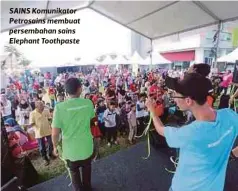  ??  ?? SAINS Komunikato­r Petrosains membuat persembaha­n sains Elephant Toothpaste