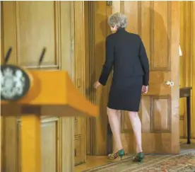  ?? PAUL GROVER AGENCE FRANCE-PRESSE ?? La première ministre britanniqu­e, Theresa May, quitte la pièce après avoir fait une déclaratio­n sur les négociatio­ns à la suite du sommet de l’UE à Salzbourg.