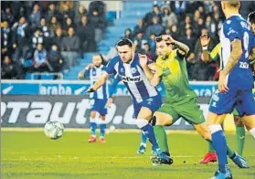  ??  ?? La entrada al campo de Lucas Pérez fue determinan­te para un Alavés hasta entonces atascado